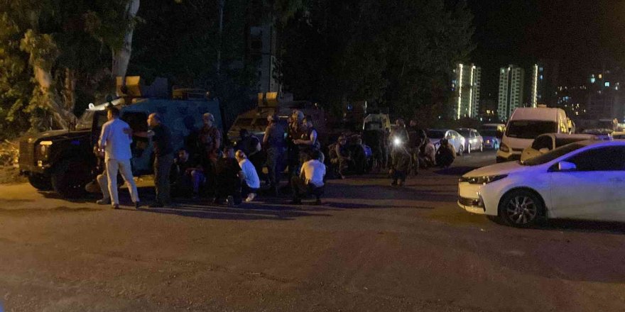 Mersin’de polis noktasına bombalı araçla saldırı: 1’i ağır 2 polis yaralı
