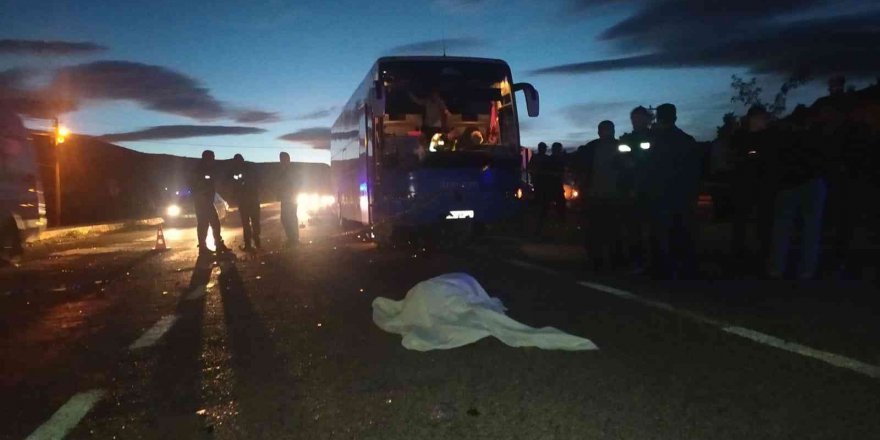 Antalya’da tur otobüsü motosiklete çarptı: 1 ölü