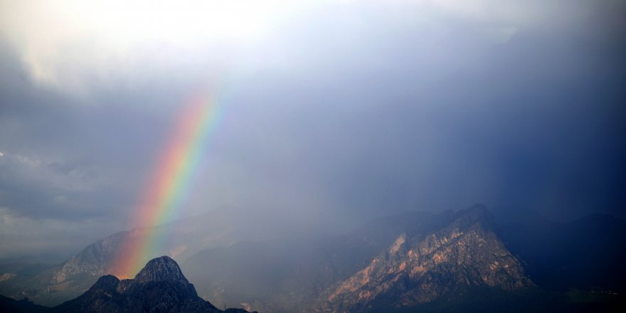 Dağların üzerinde gökkuşağı şöleni