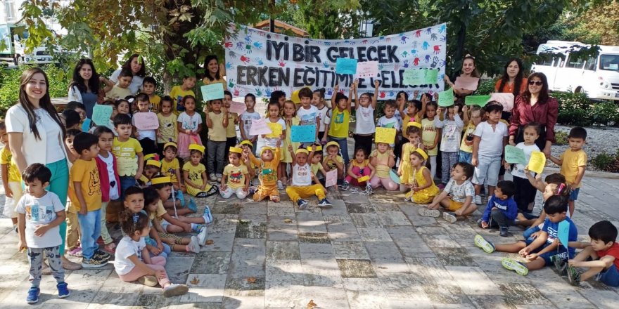 Minikler yaşıtlarını okula çağırdı