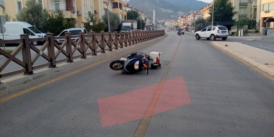 Motosiklet Refüje Çarptı; Kasksız Sürücü Öldü