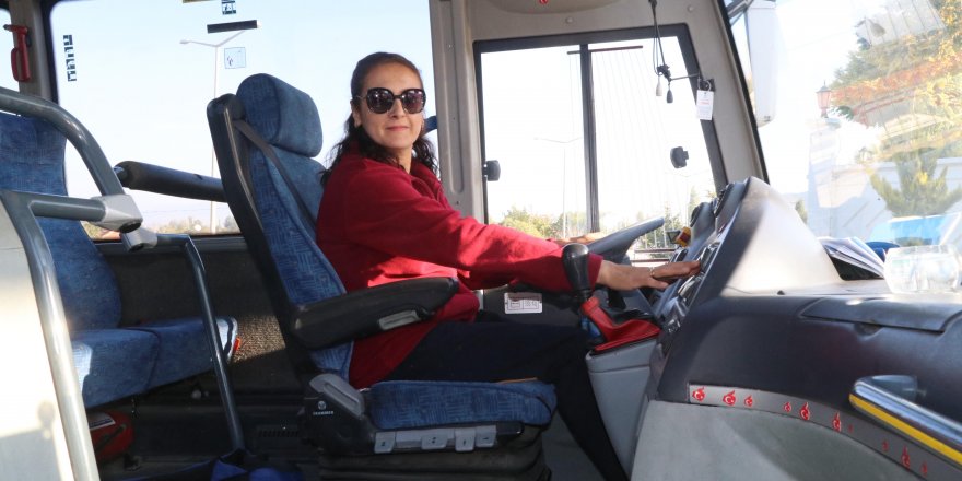 2 Çocuk Annesi Aylin, Çocukluk Hayalini Gerçekleştirip Servis Şoförü Oldu