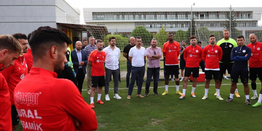 Başkan Çetin'den futbolculara: Bu şehrin onuru, gururu ve en önemli moral kaynağısınız
