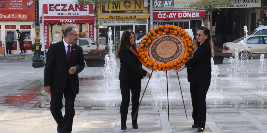 Muhtarlar çelenk sundu
