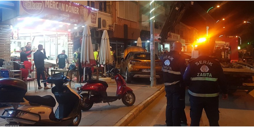 Otomobilini park ederken restoran müşterisine çarptı