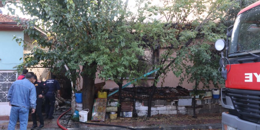 Evde çıkan yangında yaralandı