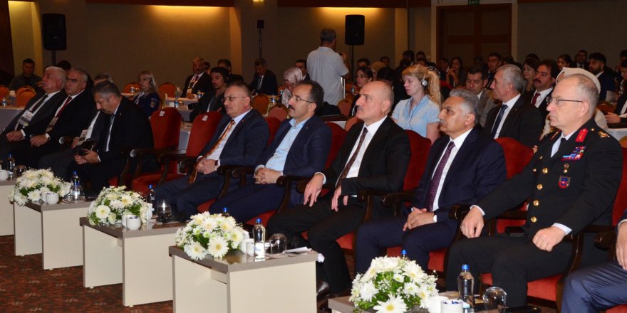 Çataklı: İnternet, tamamen kontrol edilmesi güç bir alan