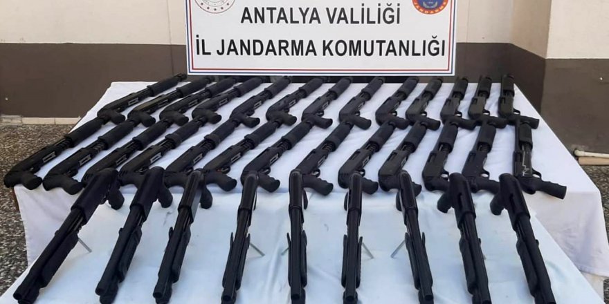 Manavgat'ta 35 ruhsatsız pompalı tüfek ele geçirildi