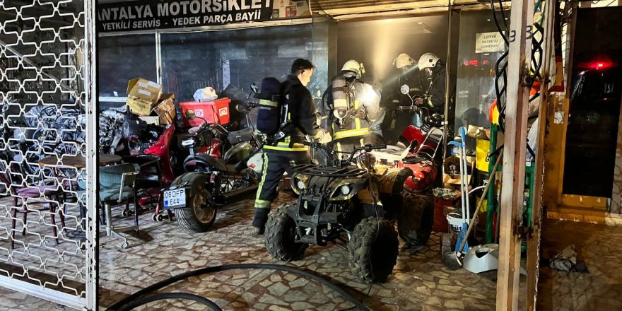 Antalya’da motosiklet dükkanında çıkan yangın maddi hasara yol açtı