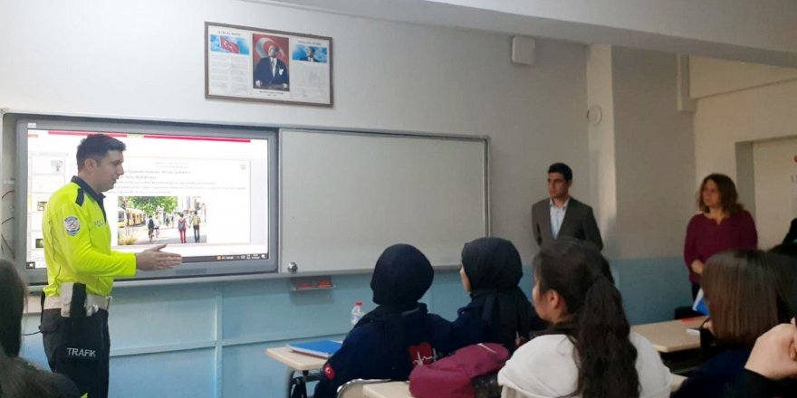 Lise öğrencilerine trafik eğitimi