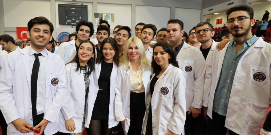 Geleceğin 320 hekimi beyaz önlüklerini giydi
