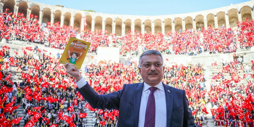 Aspendos Tiyatrosu'ndaki kitap okuma etkinliğine 7 bin öğrenci katıldı