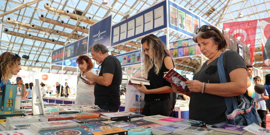 Antalya'da kitap coşkusu sürüyor