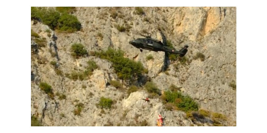 Kayalıklara düşen 2 paraşütçü, jandarma helikopteriyle kurtarıldı