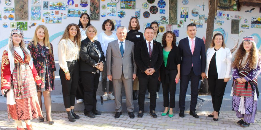 3 bin 500 atık parçadan 'Atık Sanat Duvarı' oluşturuldu