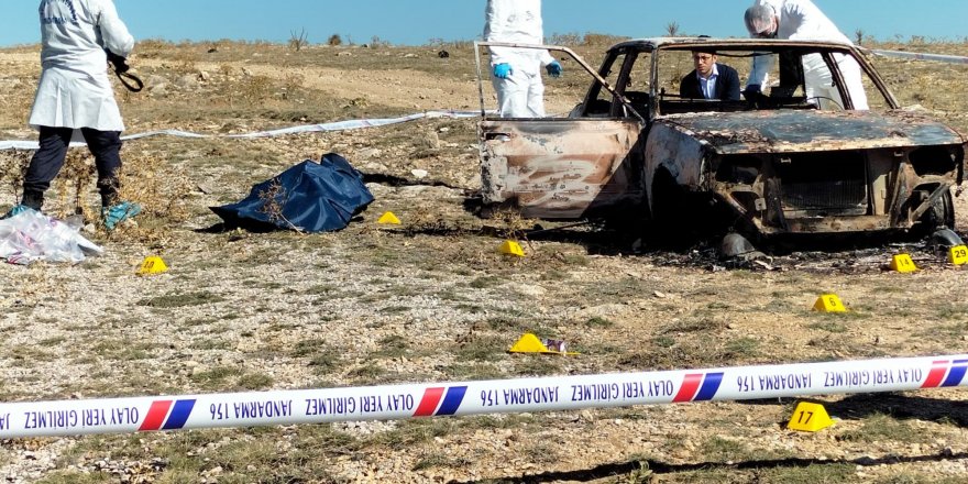 Afyon'da yanmış otomobilde 2 ceset bulundu