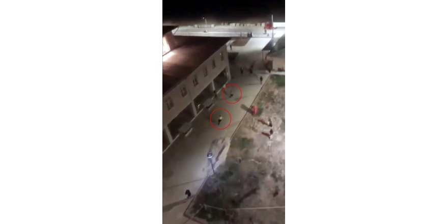 Öğrenci yurduna girip, elindeki satırla bir kişiyi kovaladı; o anlar kamerada