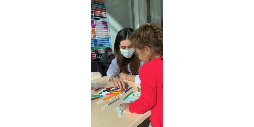 Üniversiteliler, lösemili çocuklarla maske boyadı