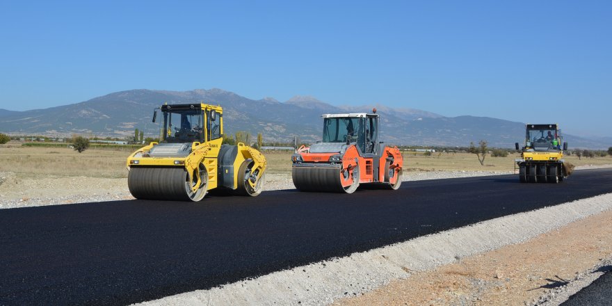 Korkuteli-Bucak yolunun yapımı sürüyor