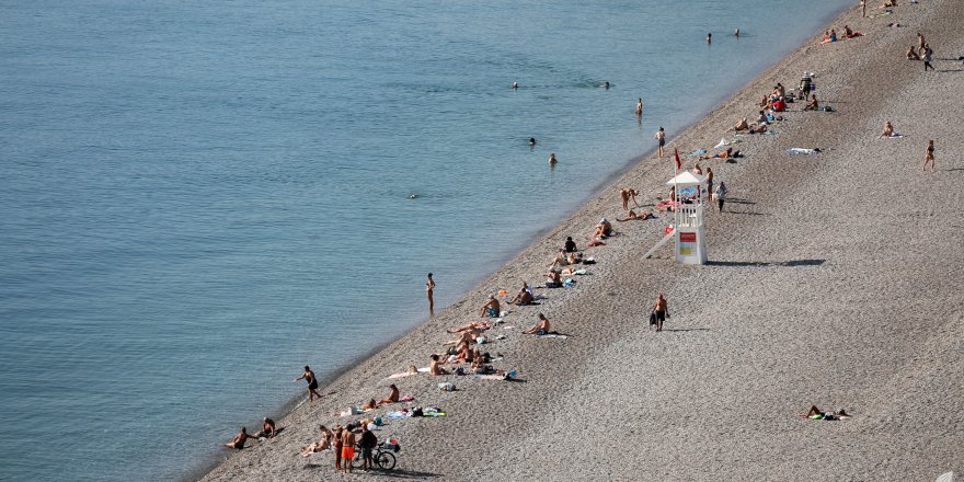 Antalya'da turistler 24 derece su sıcaklığında denize girdi