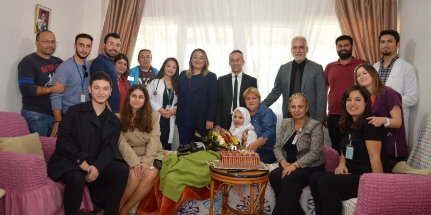 Evde sağlık hizmeti alan 100 yaşındaki kadına sağlıkçılardan sürpriz doğum günü