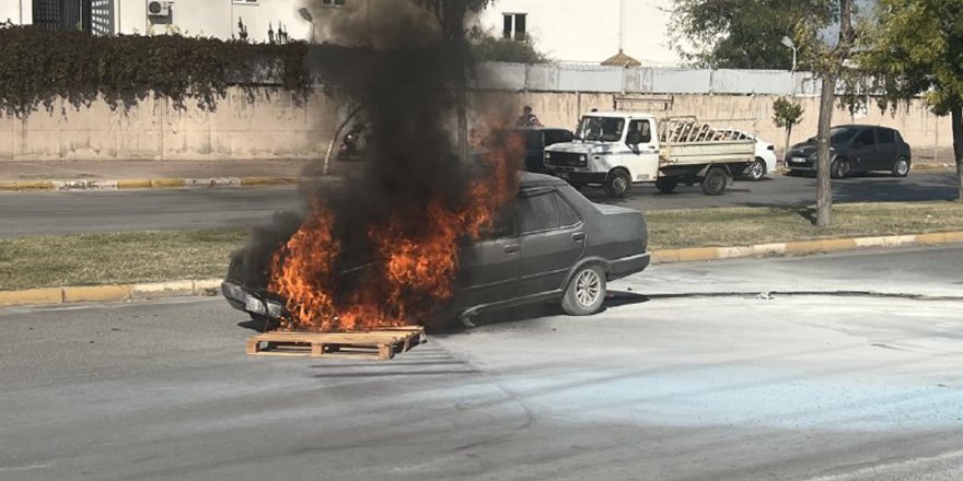 Satış için notere götürmeye hazırlandığı otomobili alev alev yandı