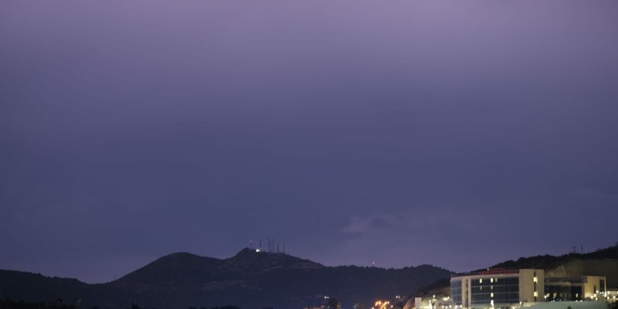Bodrum'da sağanak; cadde ve sokaklar suyla doldu, sürücüler zor anlar yaşadı