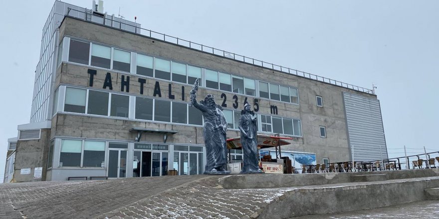 Tahtalı'ya mevsimin ilk karı düştü