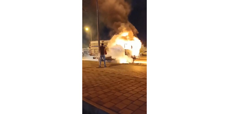 Seyir halindeki kamyonetin alev topuna döndüğü anlar kamerada