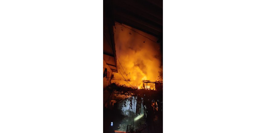 Yaşlı kadının evi yangında kullanılamaz hale geldi