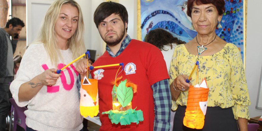 Özel bireyler yaptıkları fenerlerle yürüdü