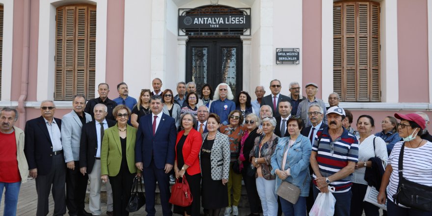 Antalya Lisesi önünde tahsis iptali açıklaması