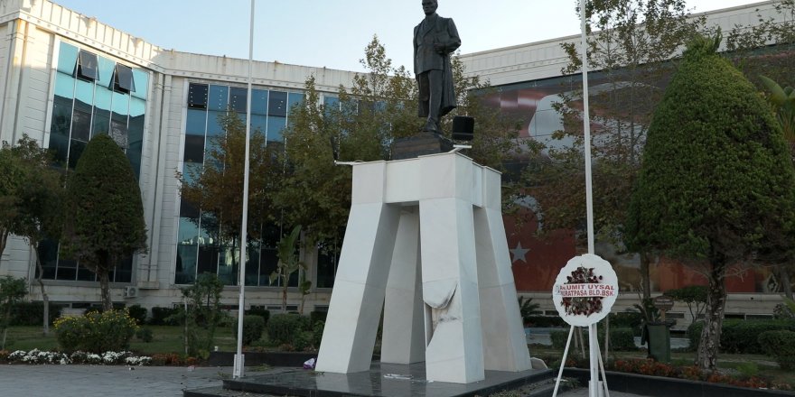 Antalya'da Atatürk Anıtı'na balyozlu saldırı