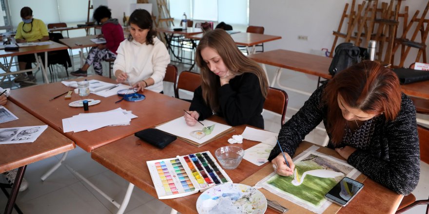 Yerleşik yabancı kadınlar, resim kursunda buluşuyor