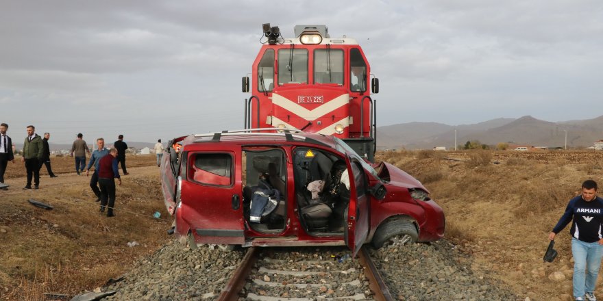 Afyonkarahisar'da tren, hafif ticari araca çarptı: 1 ölü