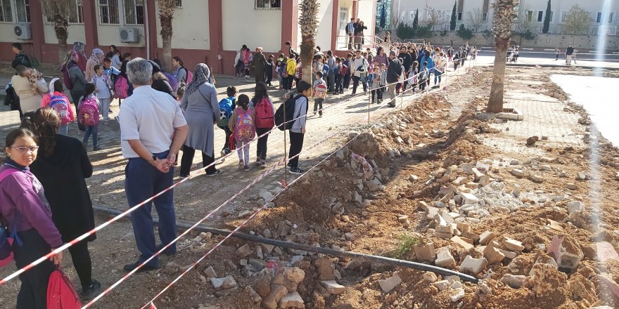 Döşemealtı'nda okul bahçesindeki 'tedbirsiz' inşaat durduruldu
