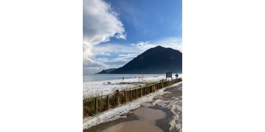 Dünyaca ünlü Çıralı ve Olympos sahili dolu yağışı ile beyaza büründü