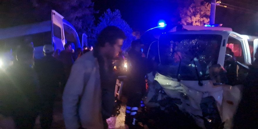 Yolcu midibüsü ile kamyonet çarpıştı: 22 yaralı