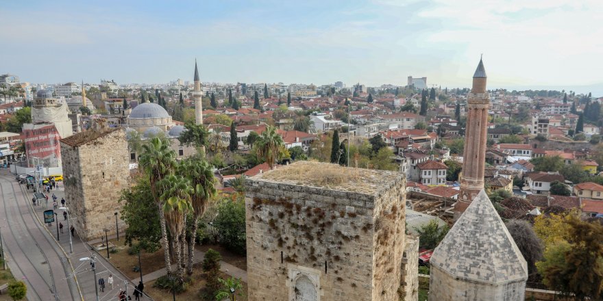 Bakımsızlık tarihi surları 'yeşertti'