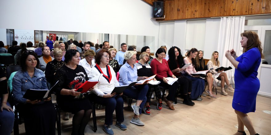 Yerleşik yabancılar, Türkçe öğrenmek için müzik korosu kurdu