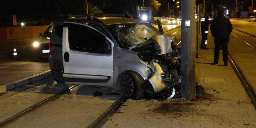 Hafif ticari araç otomobile ve elektrik direğine çarptı; 1 ölü, 3 yaralı