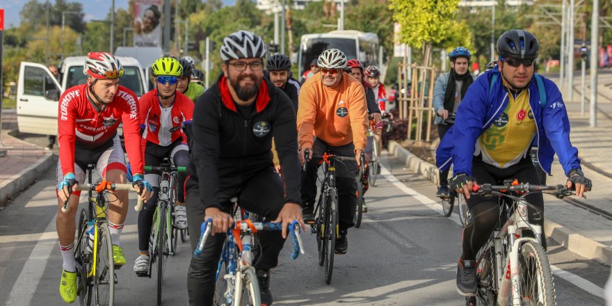 Kadına şiddete dikkati çekmek için pedal çevirdiler