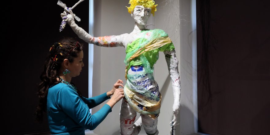 Rus sanatçı plastik heykelleriyle ekosisteme dikkati çekiyor