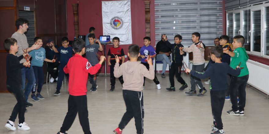 Babalar ve oğullar yöresel oyunları oynuyor