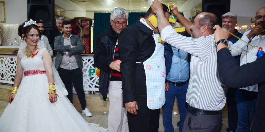 Arkadaşları damada 'bulaşık seti' taktı