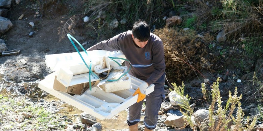 Bodrum'da dere yatağına dökülen atıkların sahibi faturadan tespit edildi