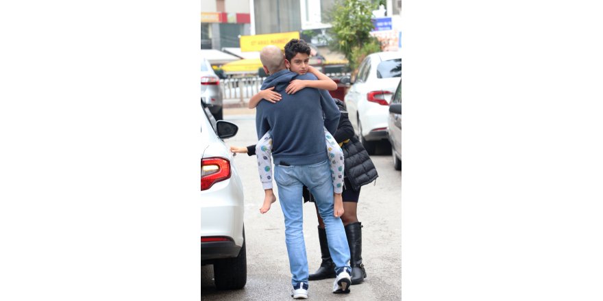 İçeriden kilitli evde ateşi yükselince mahsur kalan çocuk, kapı balyozla kırılarak kurtarıldı