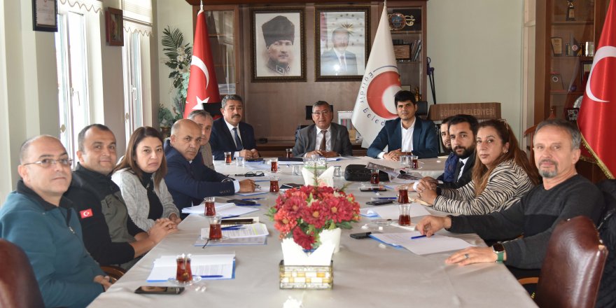 Eğirdir'de yamaç paraşütü tesisi toplantısı