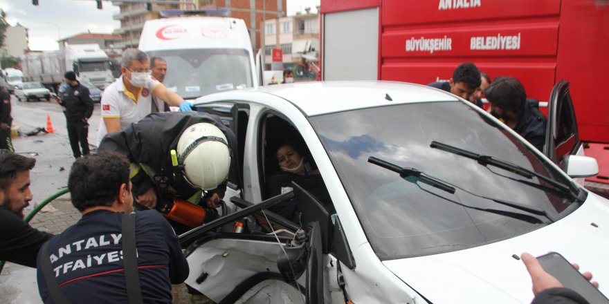 Antalya'da otomobiller çarpıştı: 1'i çocuk 5 yaralı