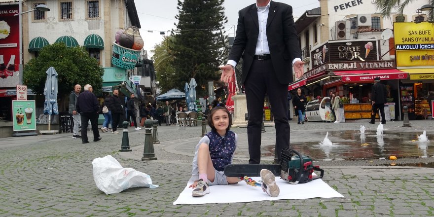 Kızı Özge'nin kesilen bacağı için motorlu testereyle eylem yaptı